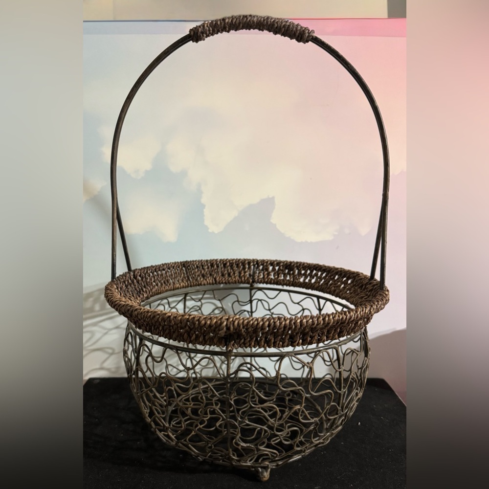 Decorative French-style wire storage basket - Picture 2 of 8